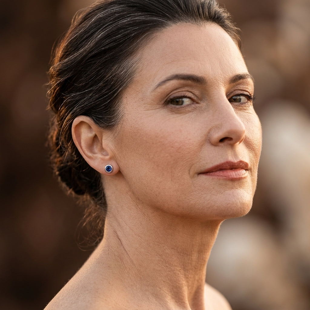 Pendientes de Stud con Bisel de Zafiro | Oro Blanco