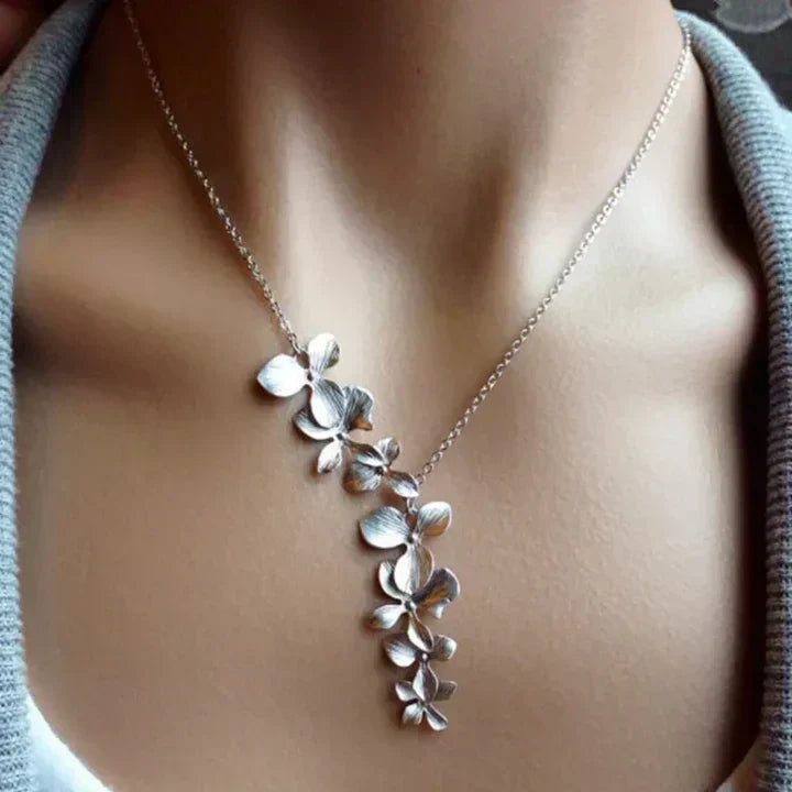 Encanto de Pétalos de Plata Collar | Oro Blanco