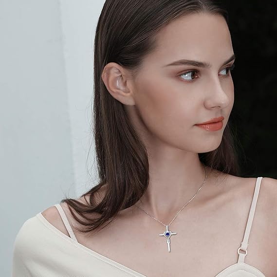 Collar de Cruz de Piedra Corazón de Zafiro | Oro Blanco