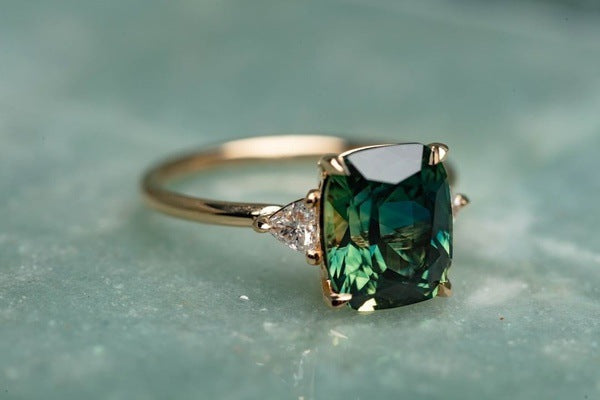 Anillo de gema verde inspirado en lo vintage | Oro