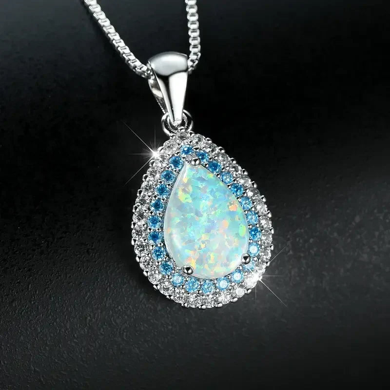 Collar Elegante de Ópalo Azul en Forma de Gota | Oro Blanco